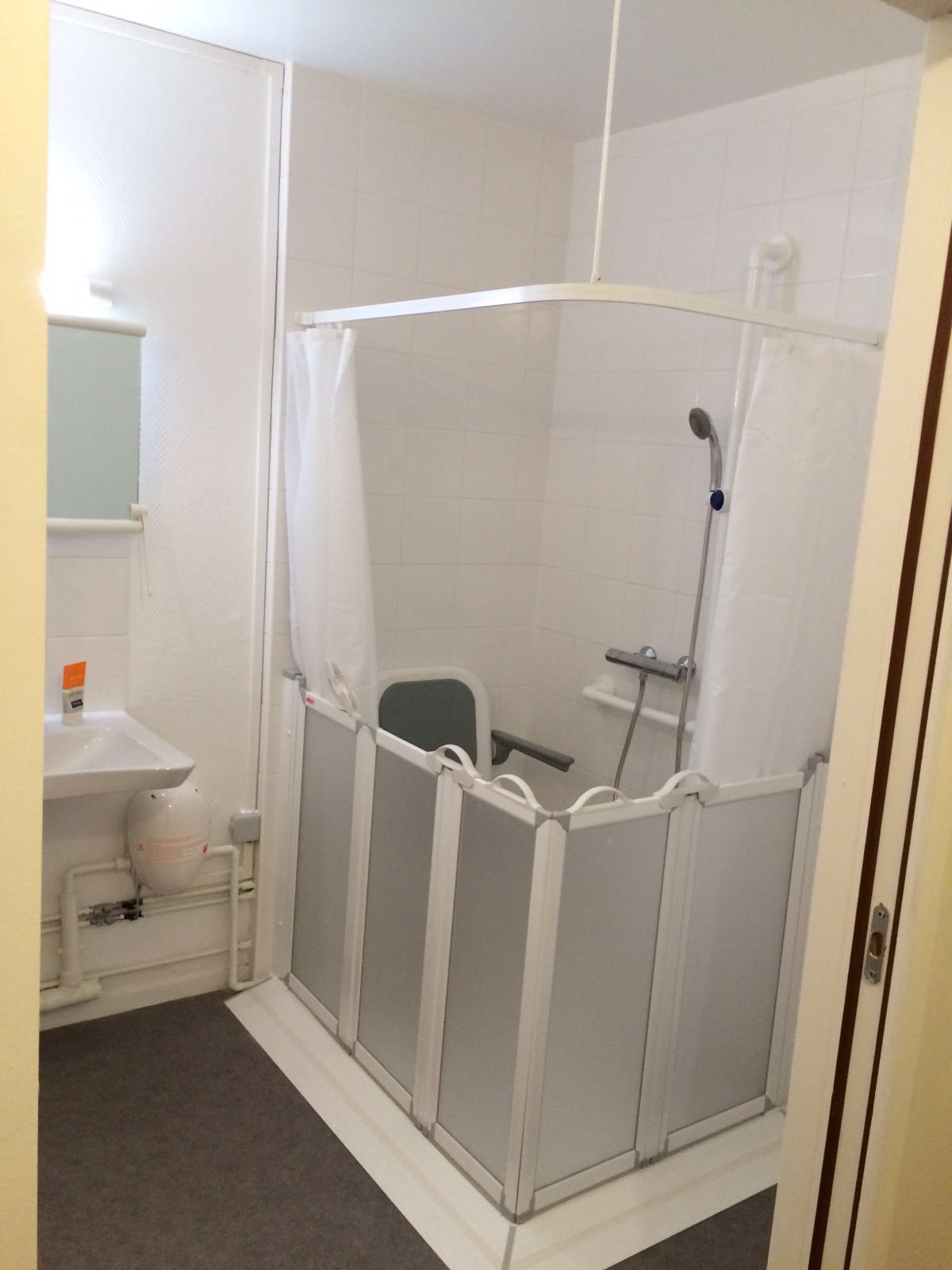 Salle de bains adaptée PMR